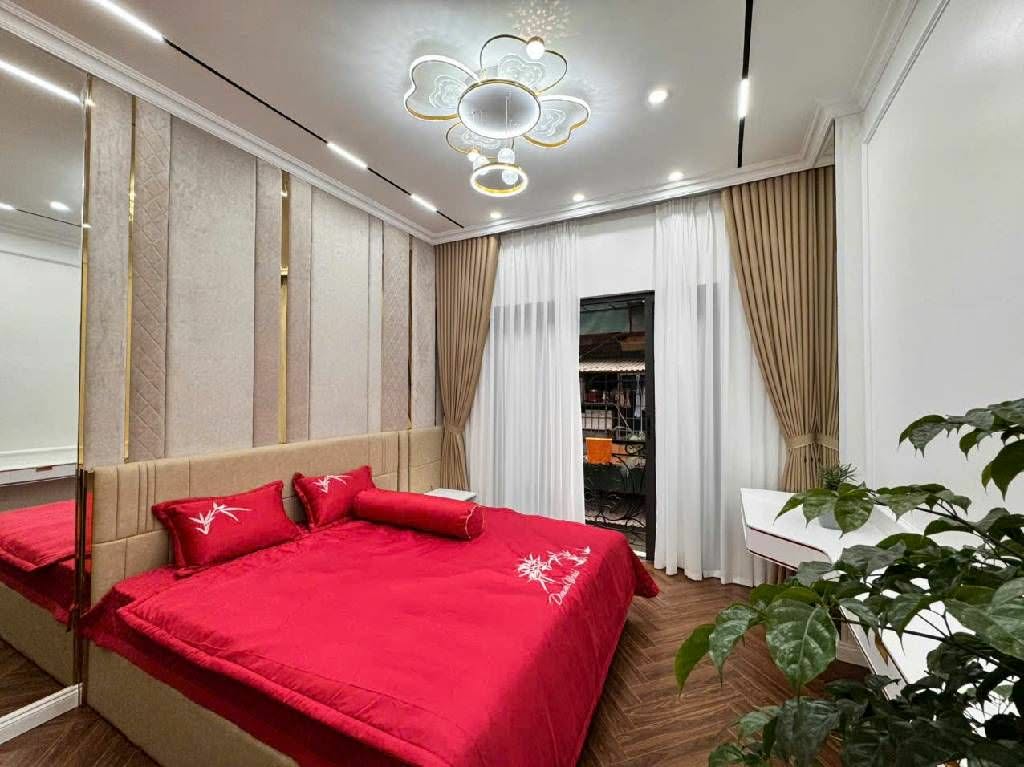 SIÊU PHẨM PHÂN LÔ HOÀNG QUỐC VIỆT – 7 TẦNG – THANG MÁY – TRƯỚC NHÀ Ô TÔ TRÁNH – NGỦ TRONG NHÀ – KINH DOANH 26.8 tỷ